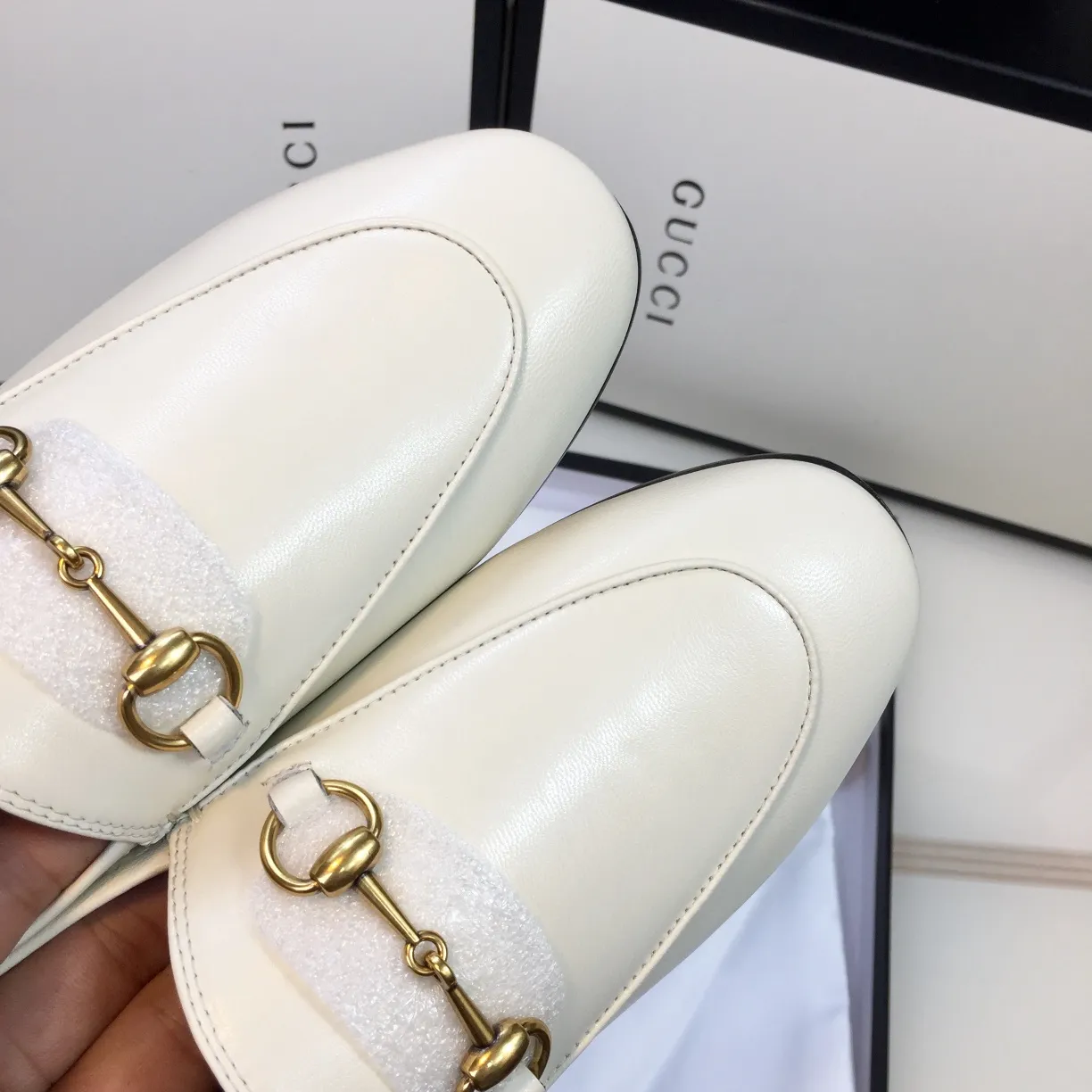 👟👟Ex-factory price 440👟👟～～GUCCI～Gucci Gucci classic century model, classic strawberry 3D printing, never fade, original purchase, purchasing agent level, welcome to compare, do not return the original version, G family classic flat shoes, mules, slippers and half slippers. Stamped logo Fabric: Original calfskin, lining feet/cowhide lining Outsole: Imported genuine leather outsole Size: 34-41 "34/41 custom-made, non-refundable, please come first to order. Verbal customization is not accepted" This panel can be customized Men's size: 39-45 "Custom-made, non-refundable" Packaging: Comes with a full set of top-quality packaging